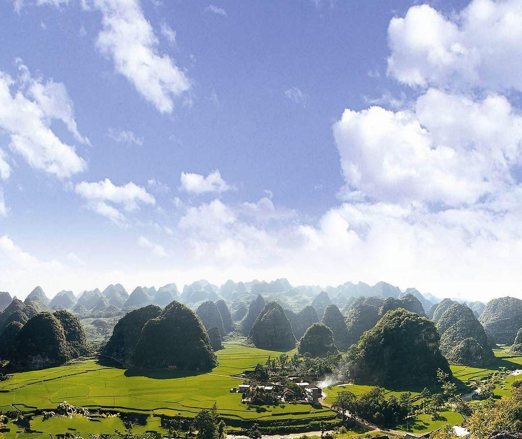 整个阳朔恰似一座魂丽多彩的大公园, 全县自然旅游资源和人文旅游资源都十分丰富, 有各种奇特的山峰两万多座, 蜿蜒于万山丛中的大小河流16条, 其中举世闻名的漓江流经阳朔境内69公里, 是漓江风景的黄金地段; 有世界奇观的莲花岩,洞内有恰似108朵婷婷玉立的岩溶云盆; 有传说中壮族歌仙刘三姐抛绣球定情的千年古榕; 有国内外游客叹为观止的月洞奇观, 以及被誉为小漓江之称的遇龙河。此外还有许多名胜古迹、人文景观, 诸如县城碧莲峰下古道石刻摩崖及县城古朴的街道、建筑等构成了阳朔独特的风光、风貌、风俗和风物, 成